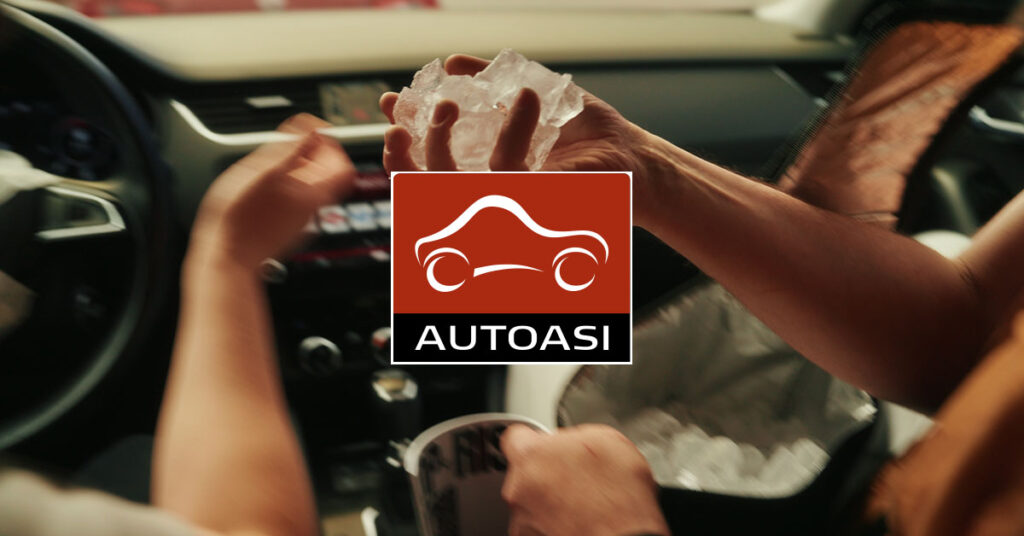 Kuvakaappaus brändivideolta. Humoristinen kohtaus autossa, jossa ilmastointi ei toimi.